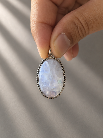 Colgante Ovalado de Piedra Luna Natural en Plata de Ley 925