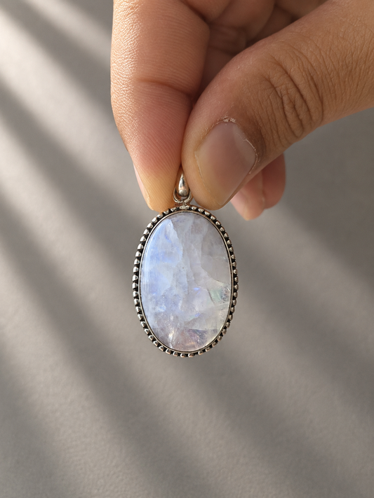 Colgante Ovalado de Piedra Luna Natural en Plata de Ley 925