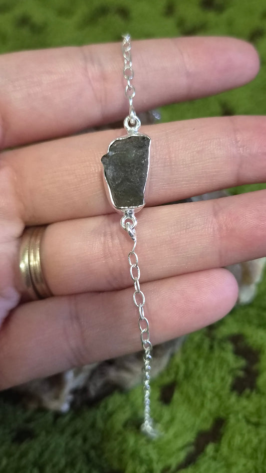 Pulsera Hilo de Luz
Moldavita Auténtica · Plata de Ley 925