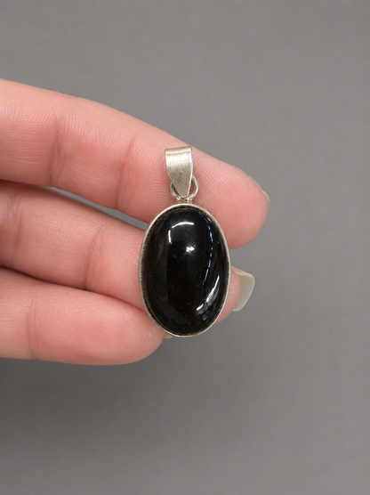 Colgante Ovalado de Turmalina Natural en Plata de Ley 925