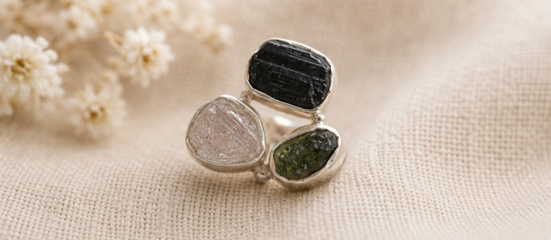 Anillo Portal de Transformación T9
Moldavita · Diamante Herkimer · Turmalina Negra · Plata de Ley 925