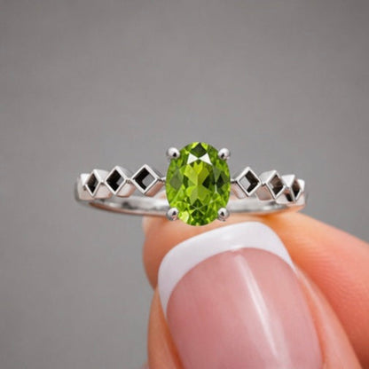Anillo Olivina facetado plata de 925