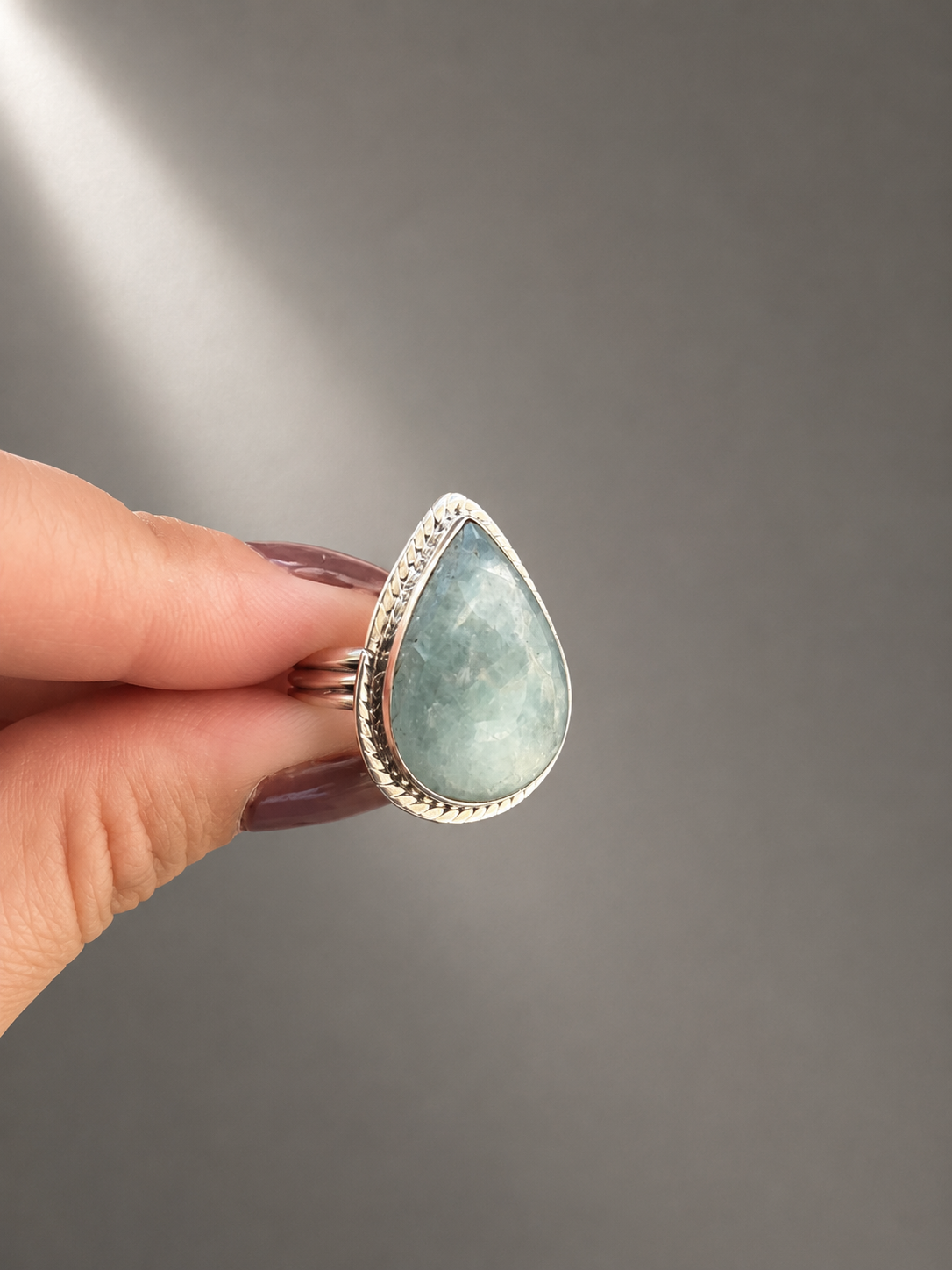 Escritura
Anillo de Aguamarina en Forma de Gota en Plata de Ley 925