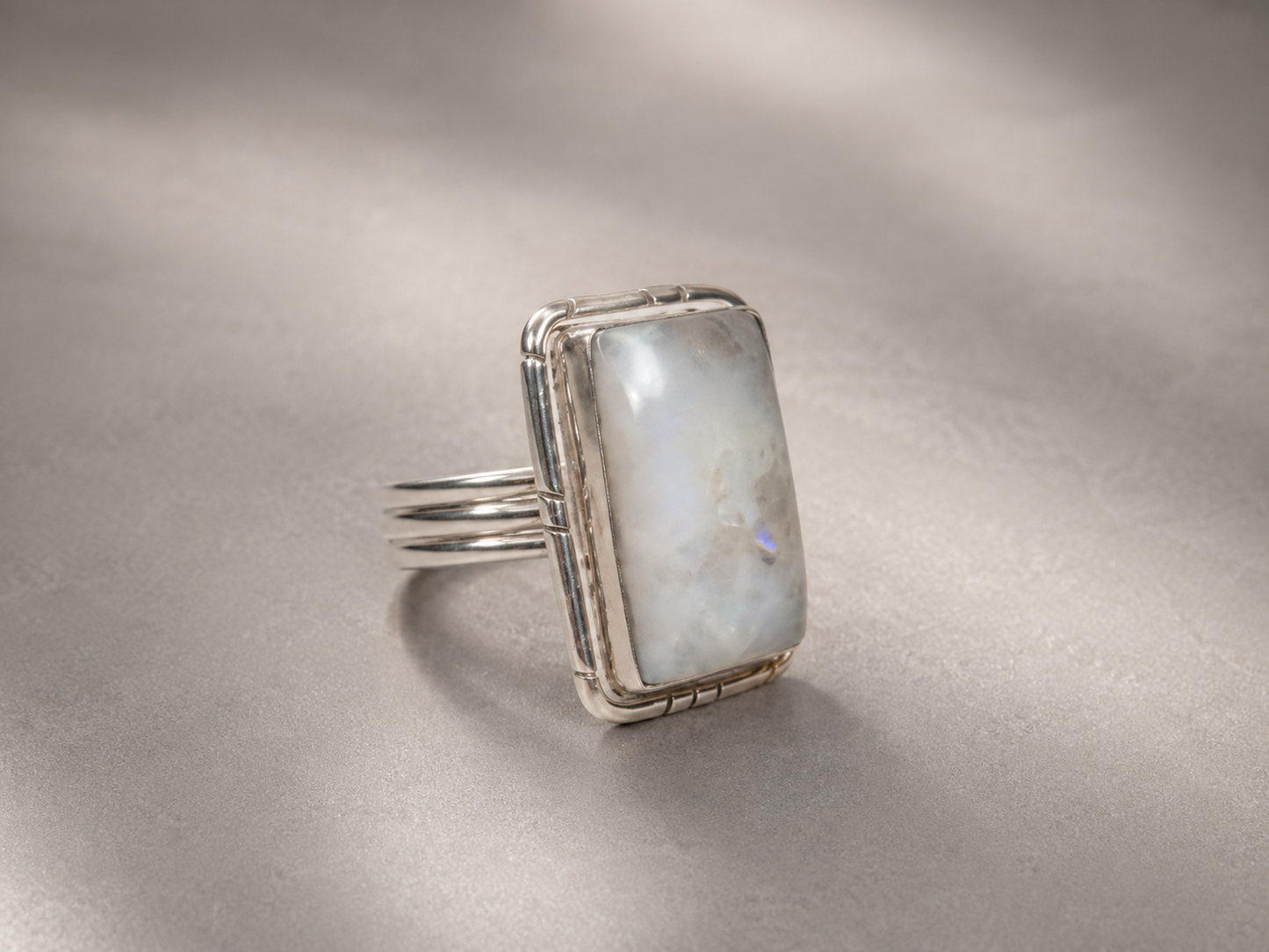 Anillo Rectangular de Piedra Luna en Plata de Ley 925