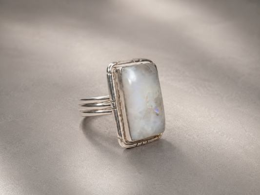 Anillo Rectangular de Piedra Luna en Plata de Ley 925