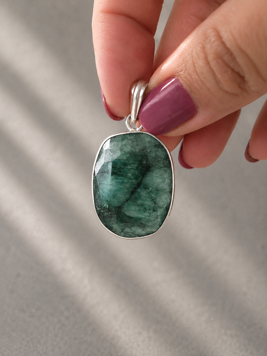 Colgante de Corindón Verde Natural en Plata de Ley 925