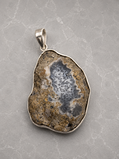 Colgante de Geoda de Merlinita Semipulida en Plata de Ley 925