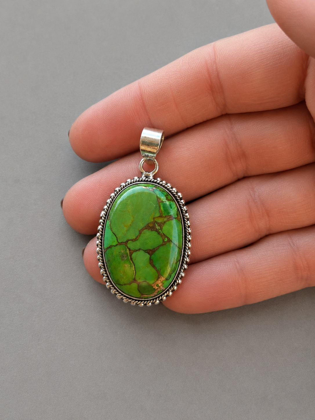 Colgante  oval de Turquesa Verde con Pirita en Plata de Ley 925