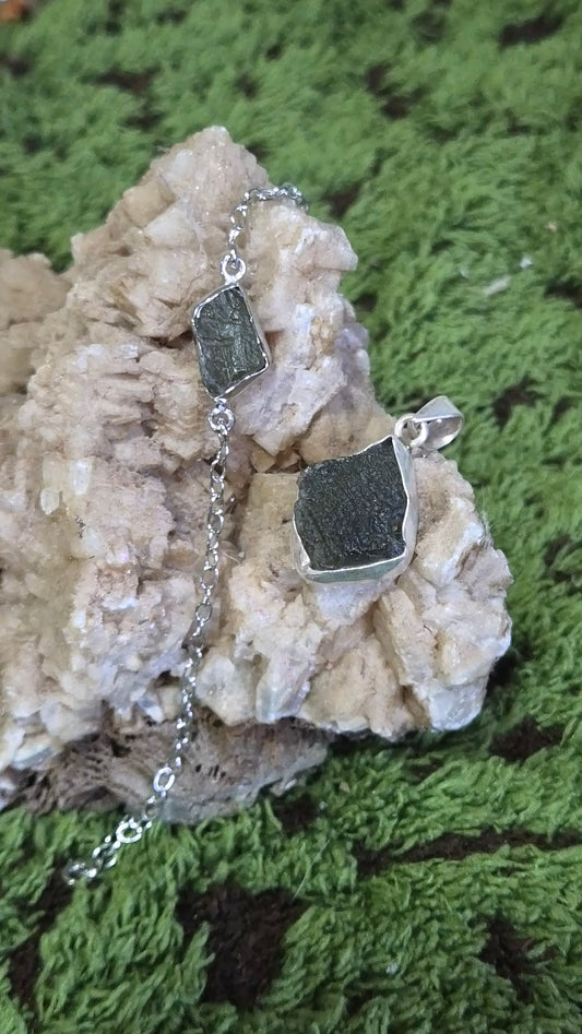 Pulsera Hilo de Luz
Moldavita Auténtica · Plata de Ley 925