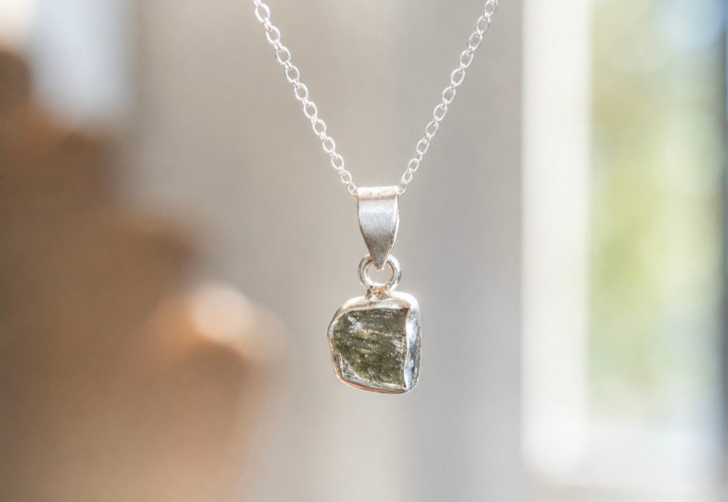 Colgante de Moldavita Natural en Plata de Ley 925